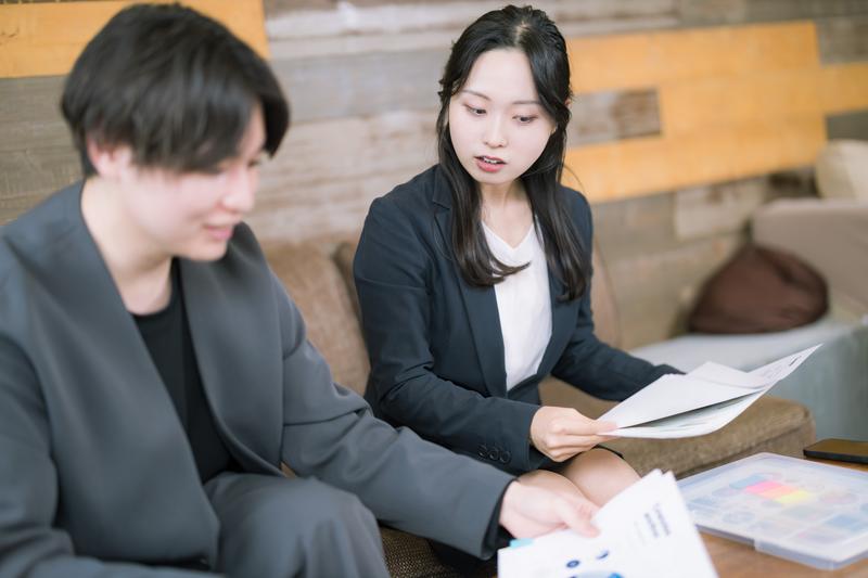 若手ビジネスパーソンの打ち合わせ